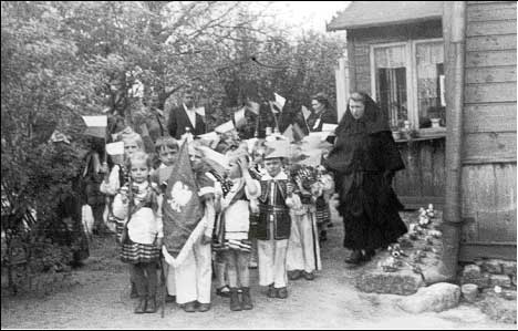 Dzieci z pierwszego przedszkola Sistr Bernardynek z widocznym fragmentem budynku